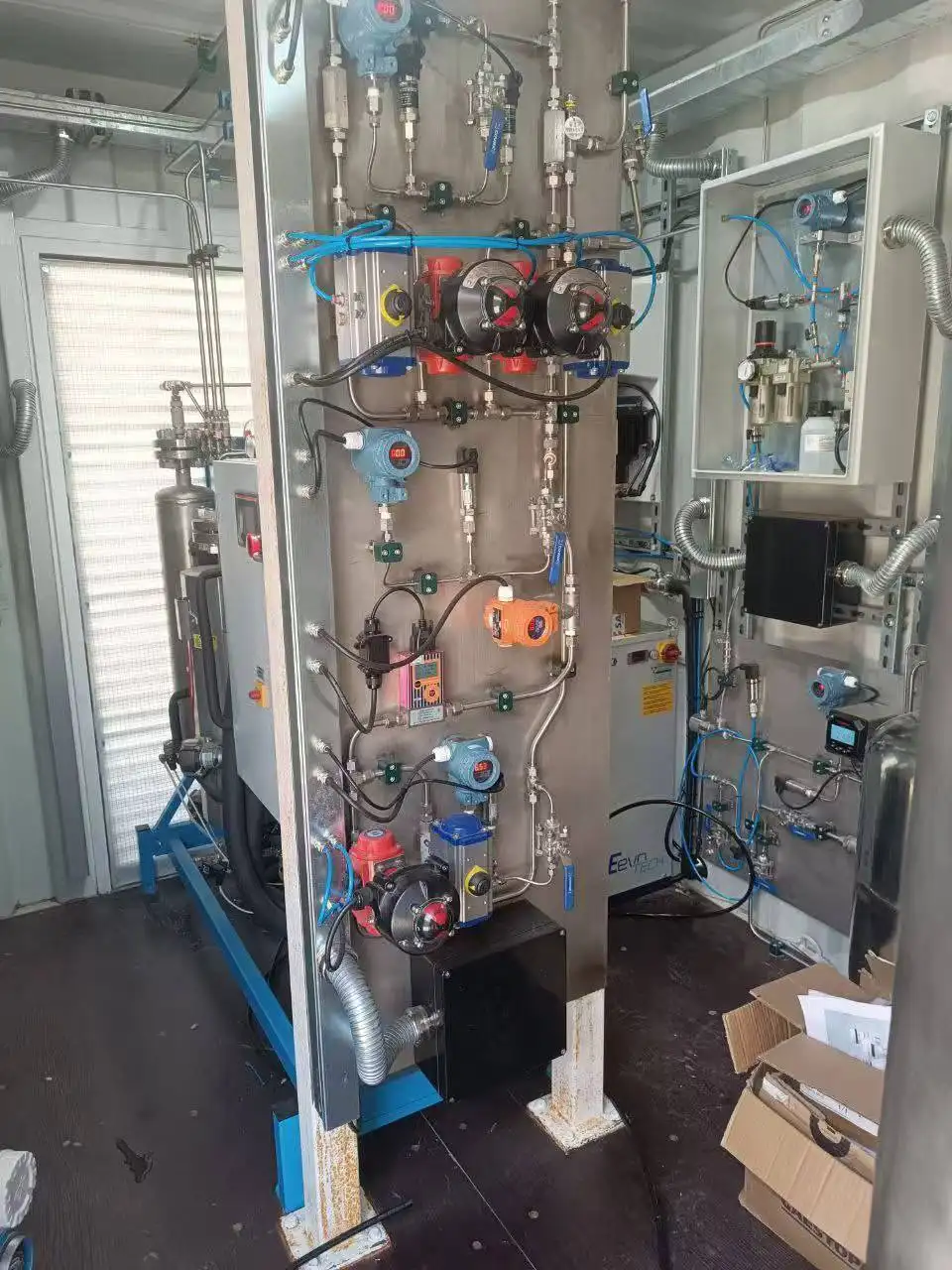 Circuito di controllo del flusso automatizzato integrato in un'unità di regolazione del gas naturale ad alta pressione.